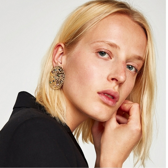 Gold Roman like Round Crystal Stud Earrings - Picture 2 of 5